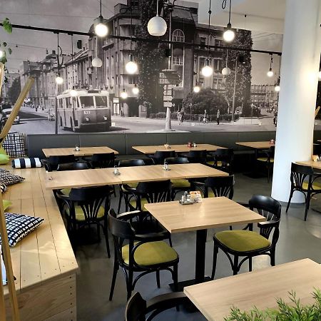 Ap 1 - Apartments 4U Brezinova "Overnight Simply" ฮราเดตสคราโลเว ภายนอก รูปภาพ