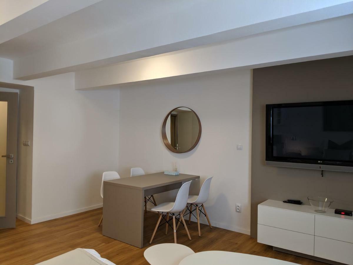 Ap 1 - Apartments 4U Brezinova "Overnight Simply" ฮราเดตสคราโลเว ภายนอก รูปภาพ