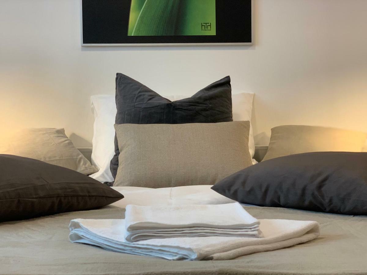 Ap 1 - Apartments 4U Brezinova "Overnight Simply" ฮราเดตสคราโลเว ภายนอก รูปภาพ
