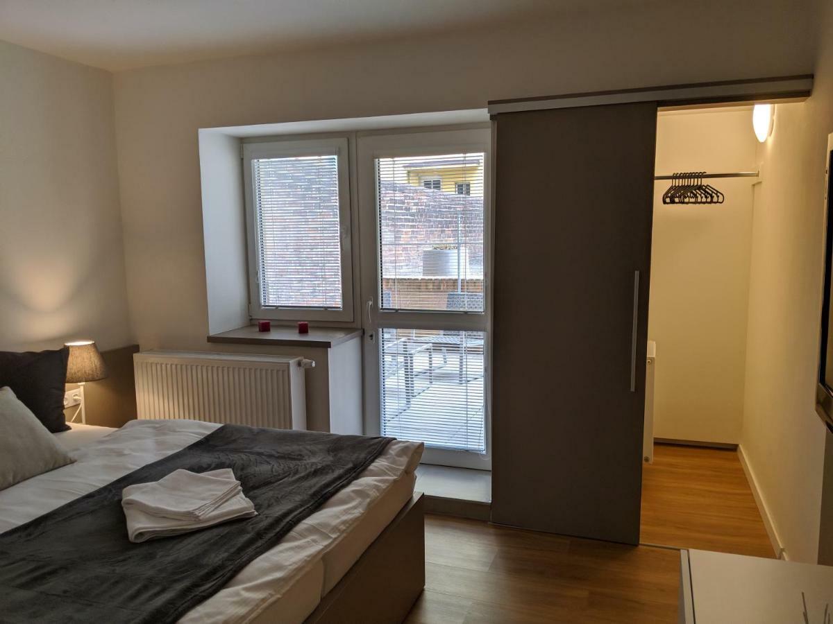 Ap 1 - Apartments 4U Brezinova "Overnight Simply" ฮราเดตสคราโลเว ภายนอก รูปภาพ