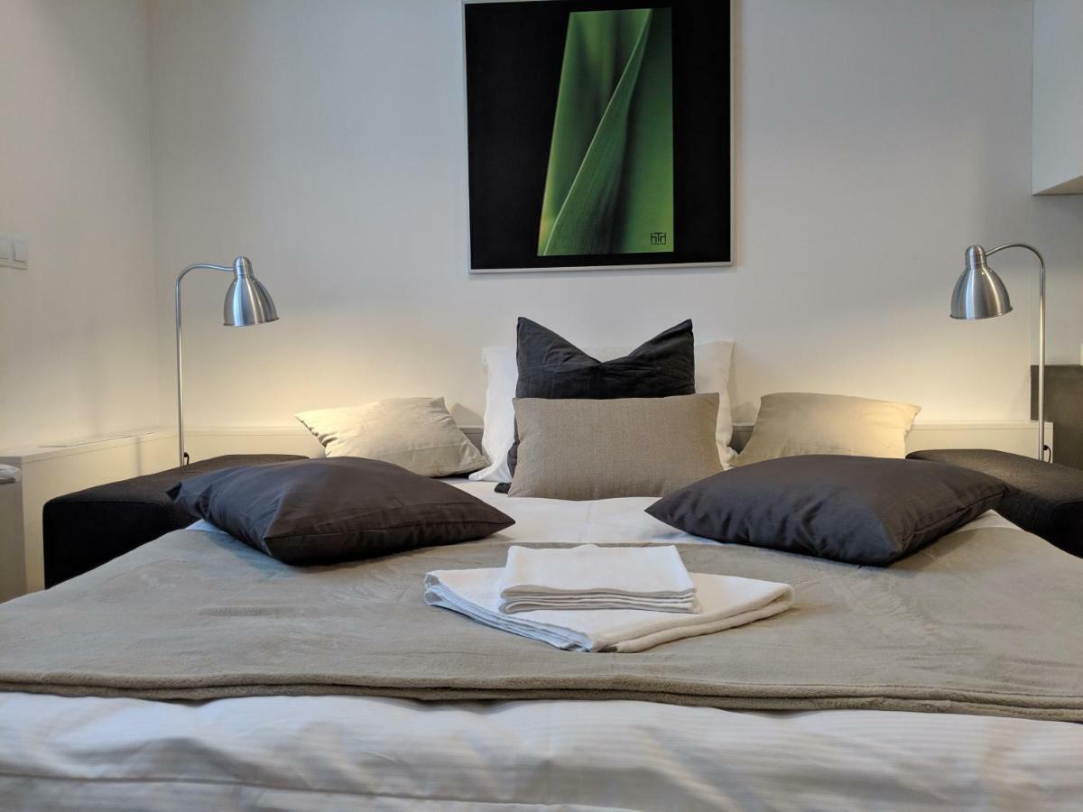 Ap 1 - Apartments 4U Brezinova "Overnight Simply" ฮราเดตสคราโลเว ภายนอก รูปภาพ