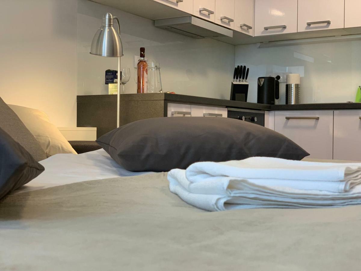 Ap 1 - Apartments 4U Brezinova "Overnight Simply" ฮราเดตสคราโลเว ภายนอก รูปภาพ