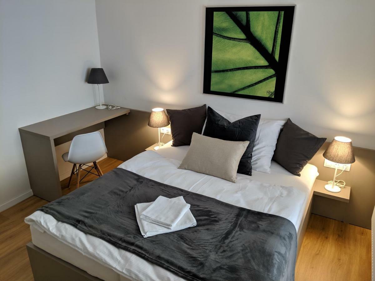 Ap 1 - Apartments 4U Brezinova "Overnight Simply" ฮราเดตสคราโลเว ภายนอก รูปภาพ
