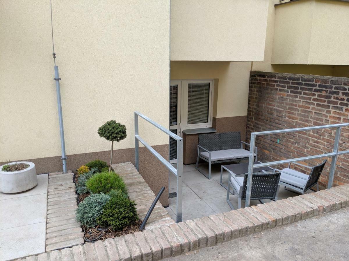 Ap 1 - Apartments 4U Brezinova "Overnight Simply" ฮราเดตสคราโลเว ภายนอก รูปภาพ