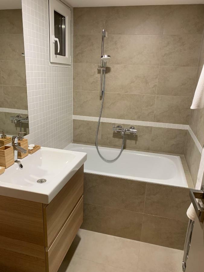 Ap 1 - Apartments 4U Brezinova "Overnight Simply" ฮราเดตสคราโลเว ภายนอก รูปภาพ