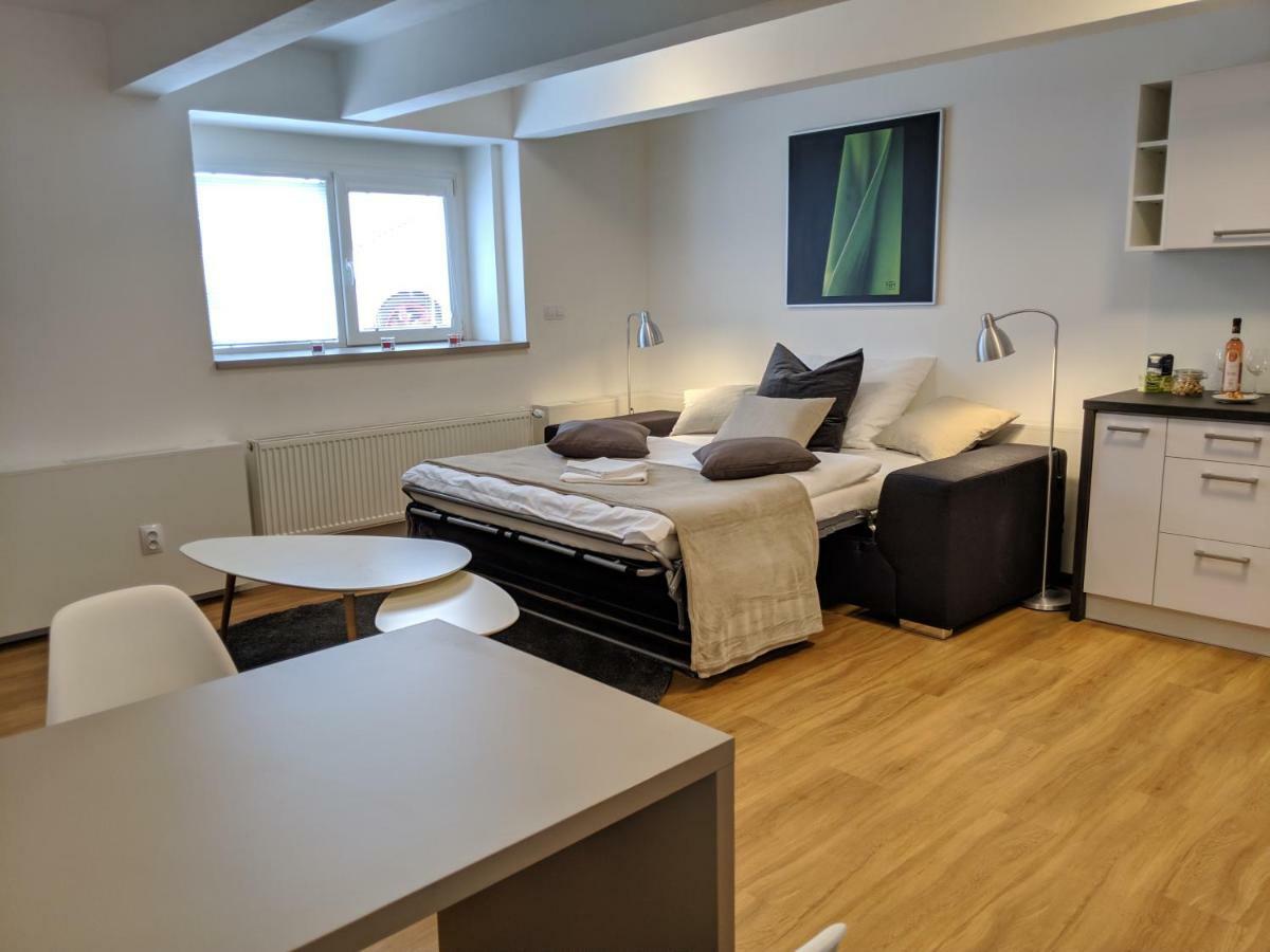 Ap 1 - Apartments 4U Brezinova "Overnight Simply" ฮราเดตสคราโลเว ภายนอก รูปภาพ
