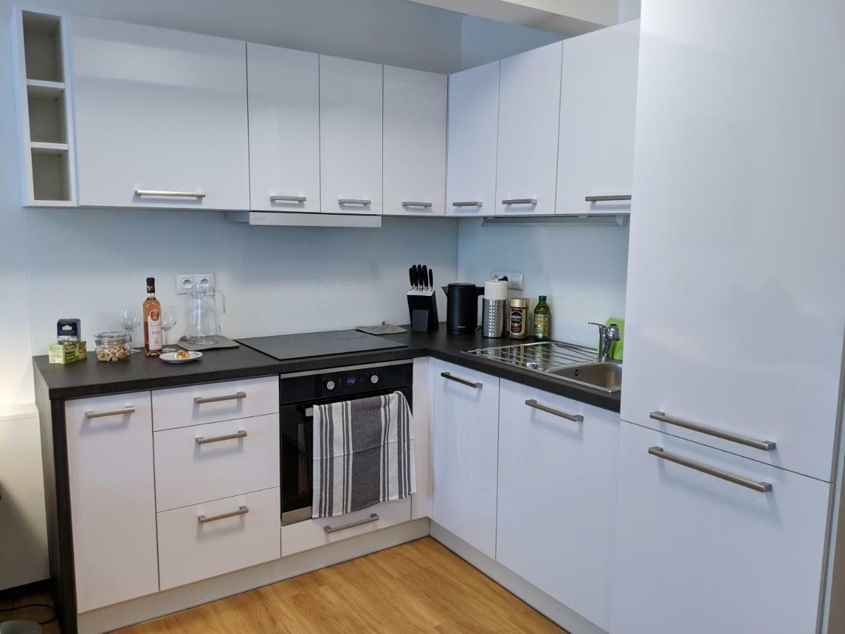 Ap 1 - Apartments 4U Brezinova "Overnight Simply" ฮราเดตสคราโลเว ภายนอก รูปภาพ