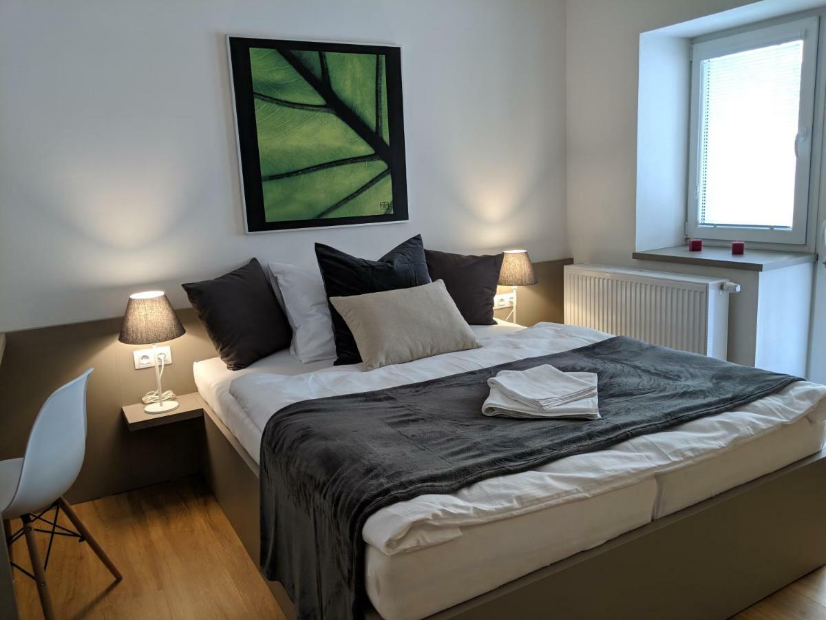 Ap 1 - Apartments 4U Brezinova "Overnight Simply" ฮราเดตสคราโลเว ภายนอก รูปภาพ
