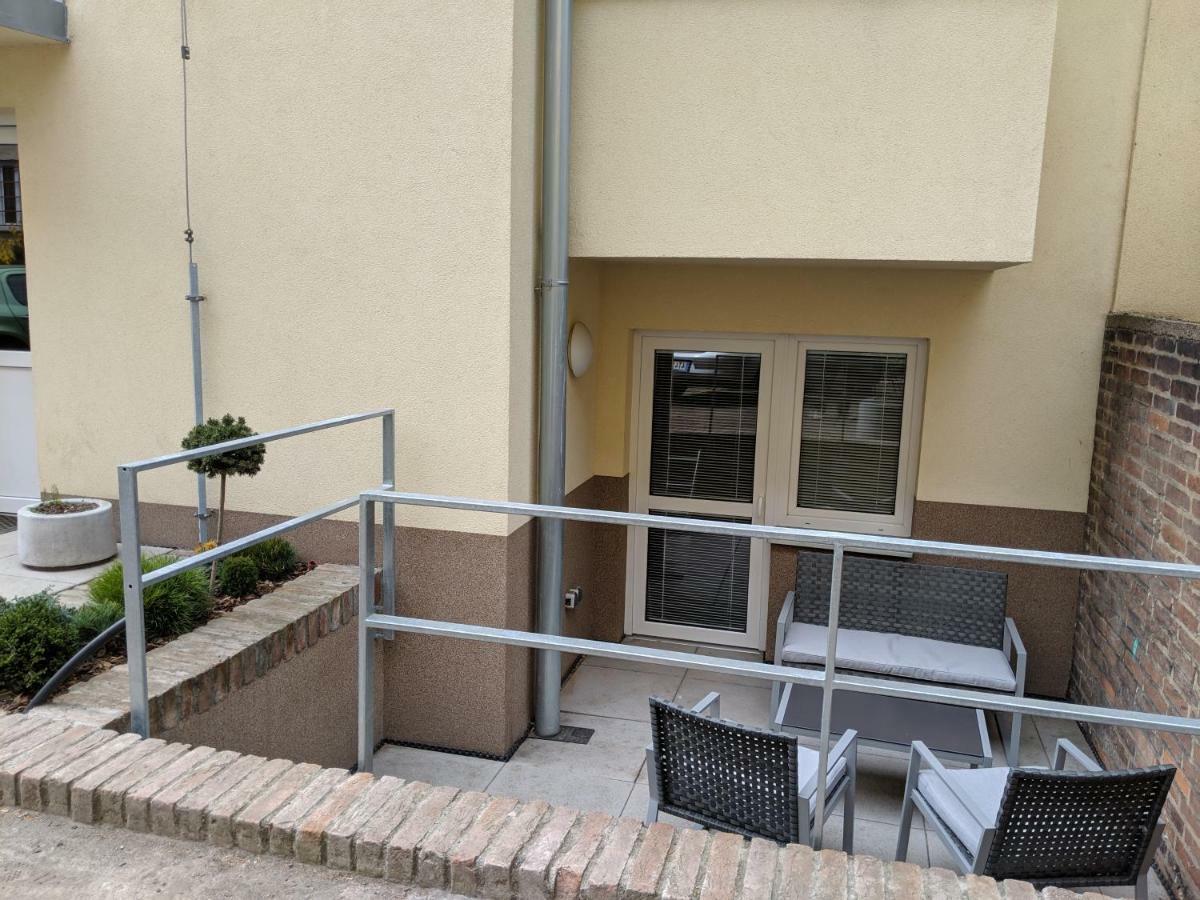 Ap 1 - Apartments 4U Brezinova "Overnight Simply" ฮราเดตสคราโลเว ภายนอก รูปภาพ