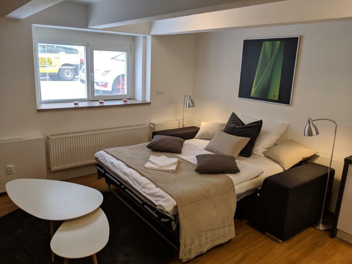 Ap 1 - Apartments 4U Brezinova "Overnight Simply" ฮราเดตสคราโลเว ภายนอก รูปภาพ