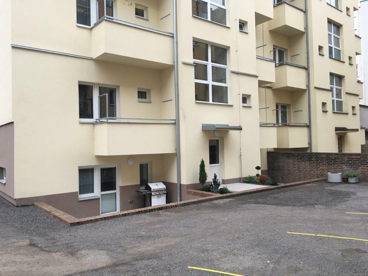 Ap 1 - Apartments 4U Brezinova "Overnight Simply" ฮราเดตสคราโลเว ภายนอก รูปภาพ